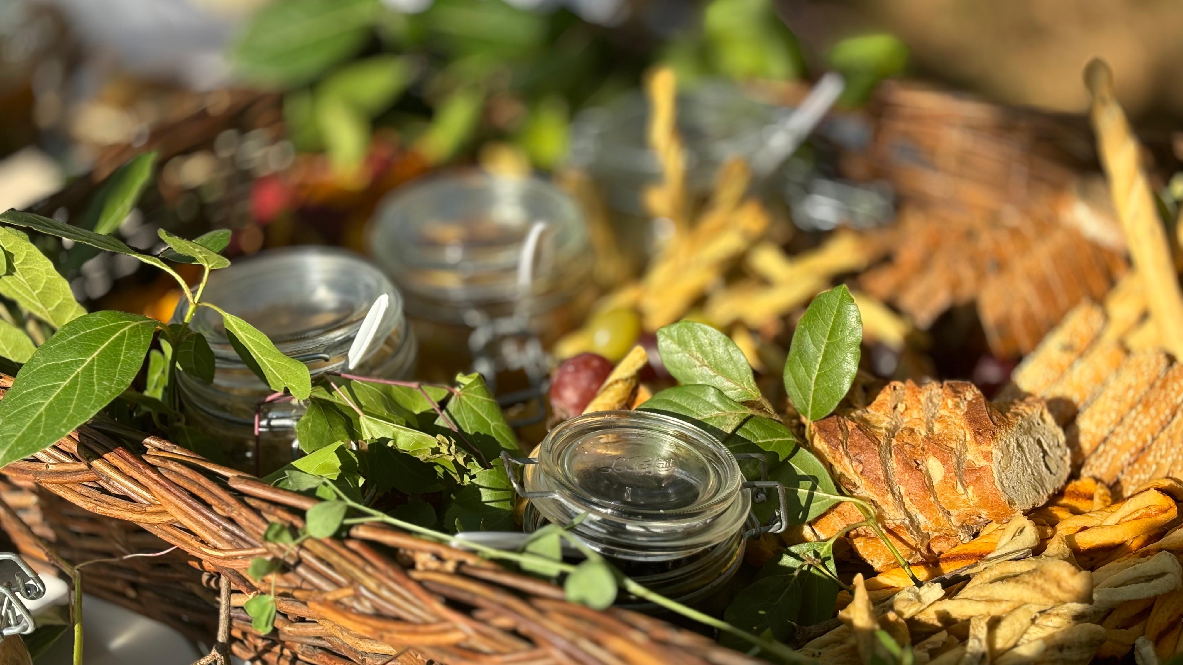 Bocaux artisanaux et chips maison dans un panier en osier